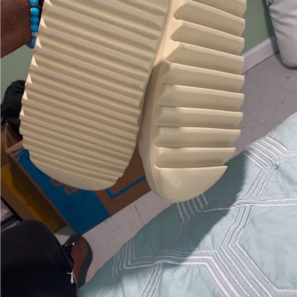 Yeezy Slides - Picture 6 of 8